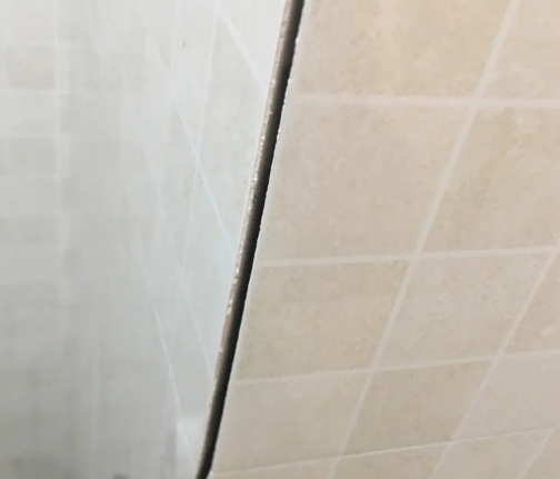 甘谷瓷砖空鼓维修公司分享阳台瓷砖脱落的修复过程可以分为以下几个步骤