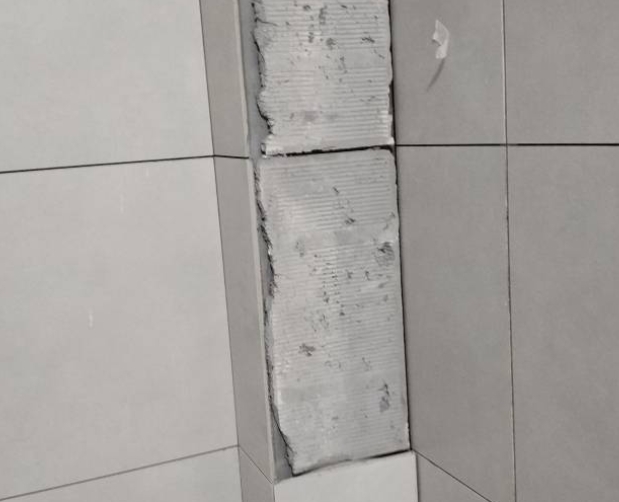 甘谷瓷砖空鼓维修公司分享下瓷砖施工前基层浇水润湿程度不足，可能导致以下问题