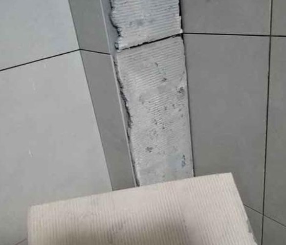 甘谷瓷砖空鼓维修公司分享下厨房瓷砖脱落的补救措施。